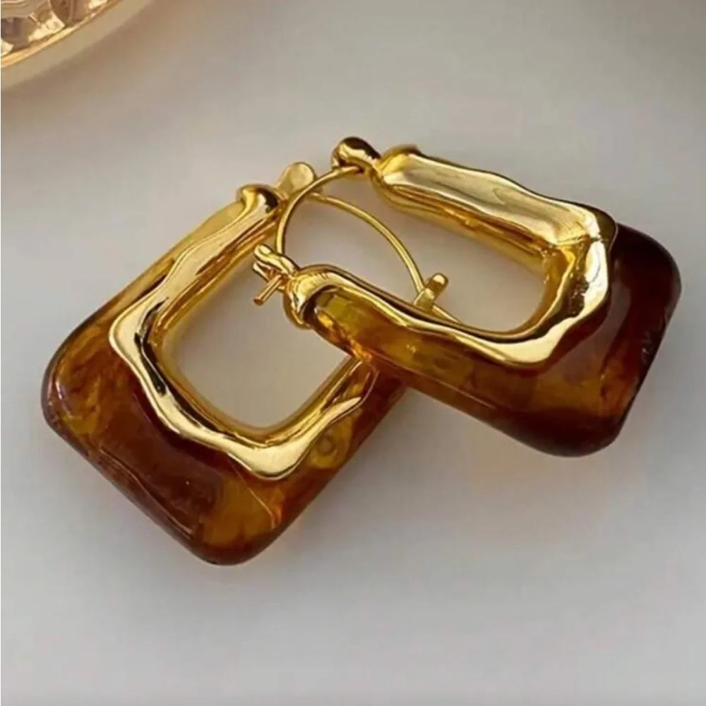 Zara style Vintage U-Shaped Hoop Earrings – Stylish & Timeless Design